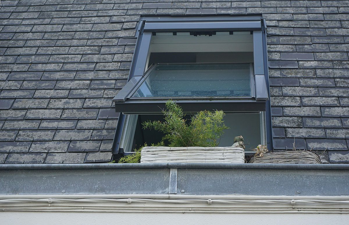 Shingle Repair Vs. Shingle Replacement in Illinois: When Each Makes Financial Sense